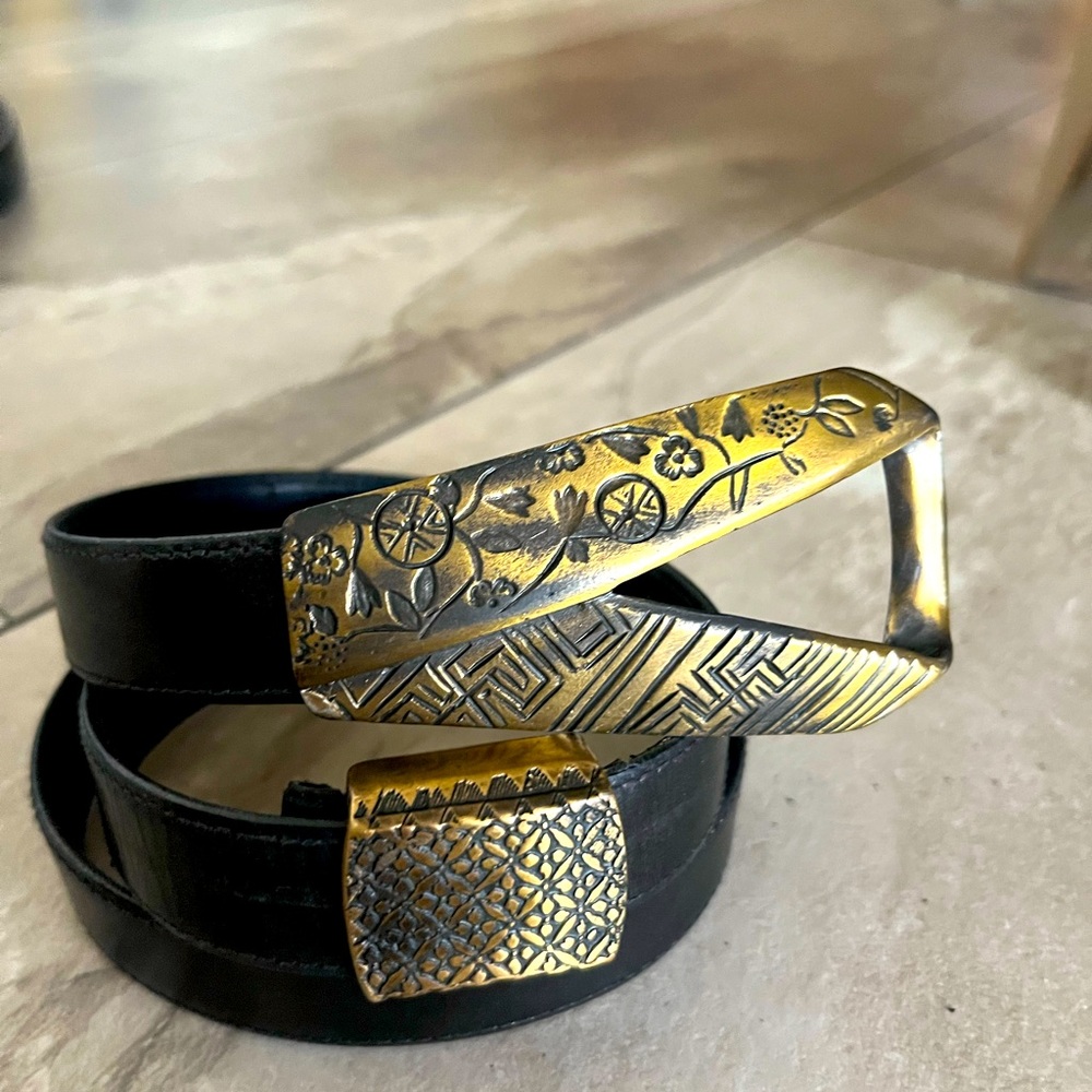 CARLISLE BELT black leather vintage belt with unique  buckle measures 34 Inches